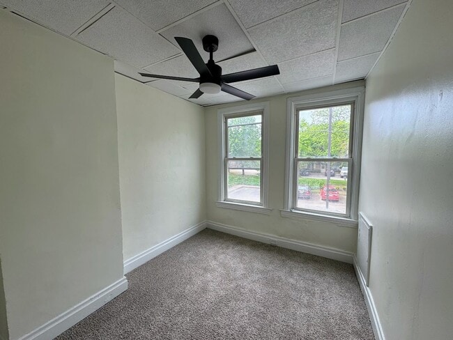 Building Photo - 3 bed 1 bath - newly updated, central air,...