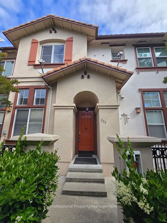 Foto del edificio - Beautifully Remodeled Tri Story Home located in a Gated Community ...