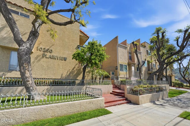 Foto del edificio - 10260 Plainview Ave