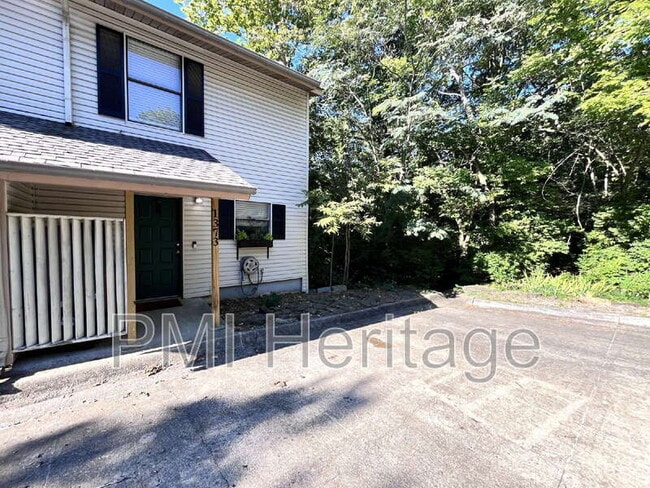 Building Photo - 1373 E Sequoyah Ct