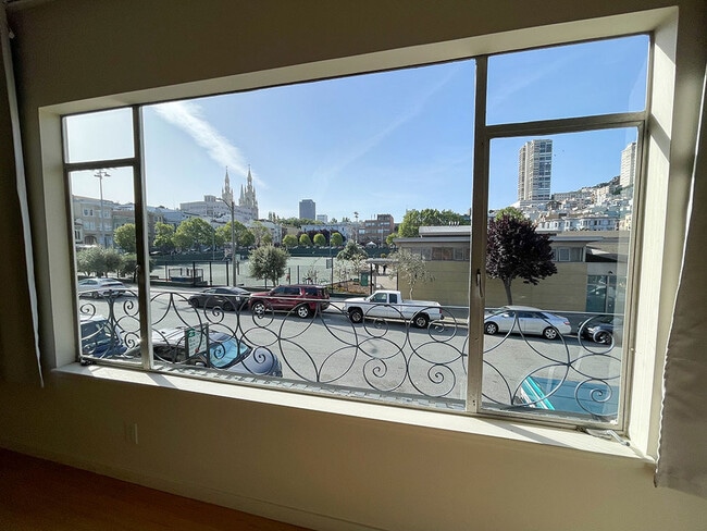 Building Photo - 644 Lombard St