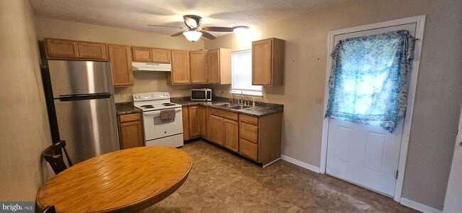 Building Photo - 137 Little River Dr