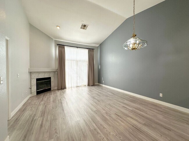 Foto del edificio - Great one story Town house