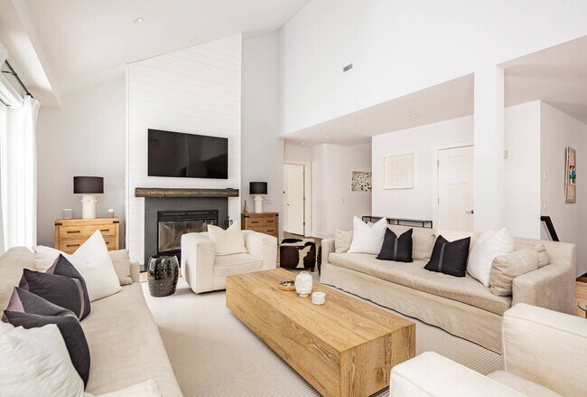 Foto del edificio - 72 Talmage Farm Ln