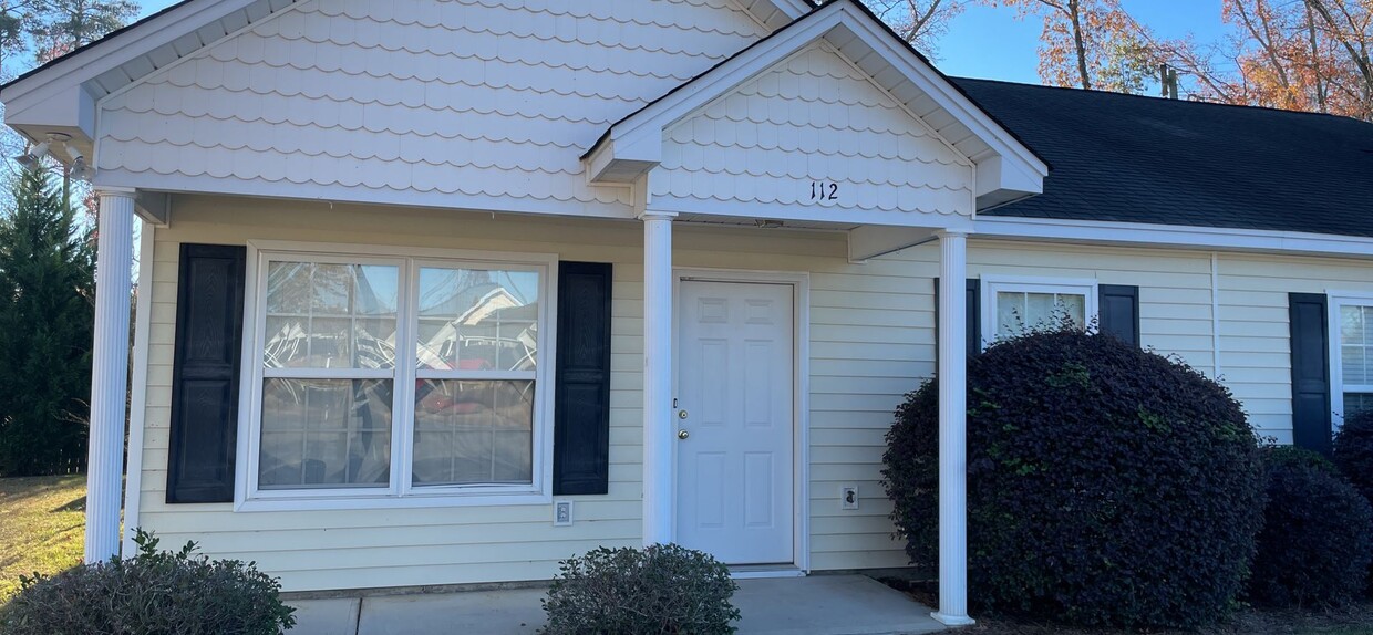 Foto principal - 2BR/2BA Patio Home in Saluda Commons- Avai...