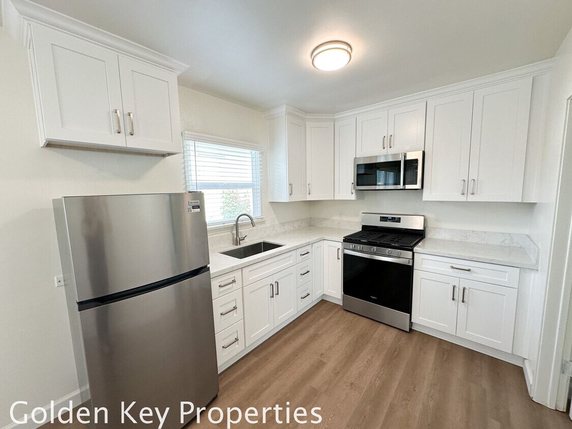 Primary Photo - Detached studio one block from the beach!!