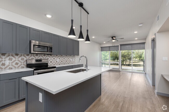 1 habitación, 1 baño, 700 pies cuadrados, sala de estar - Cypress Lofts