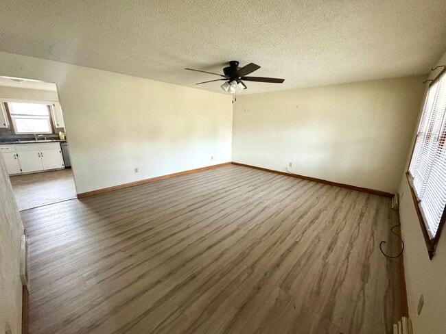 Building Photo - 3 Bedroom / 2 Bath House located on Stodda...
