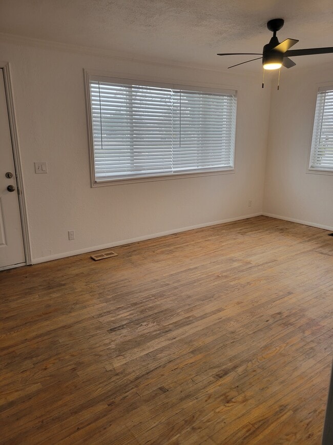 Building Photo - 215 Park St