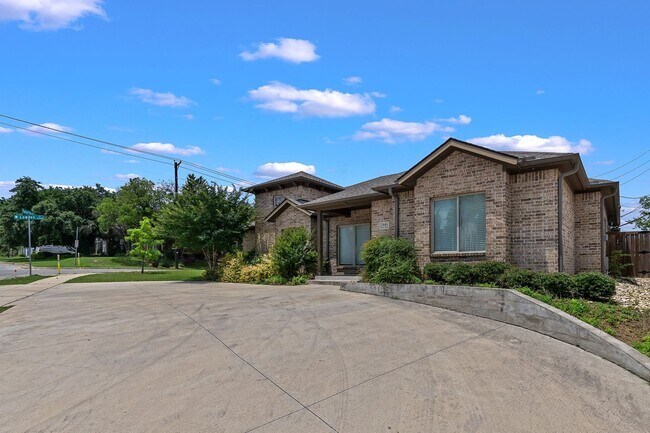Foto del edificio - 2840 Forest Park Blvd