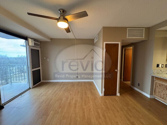 Foto del edificio - 10th Floor Unit!