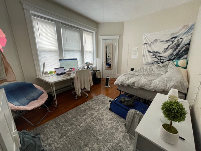 Building Photo - 884 Huntington Ave