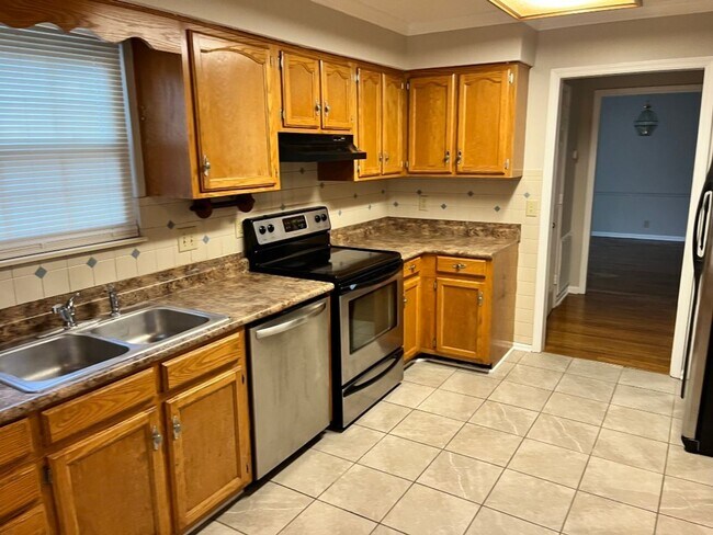 Building Photo - Charming 2 Story with great outdoor space ...
