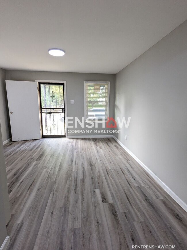 Building Photo - Renovated 2 Bed / 1 Bath - Duplex - Move i...