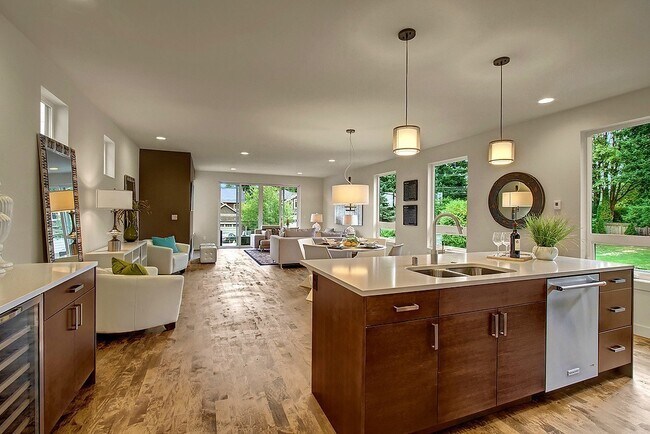 Foto del edificio - Luxurious 4 Bedroom Home with 2 Car Garage
