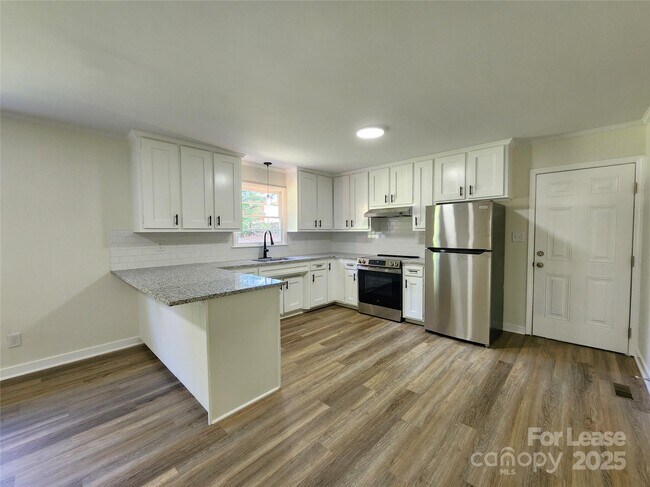 Foto del edificio - 204 Long Creek Rd