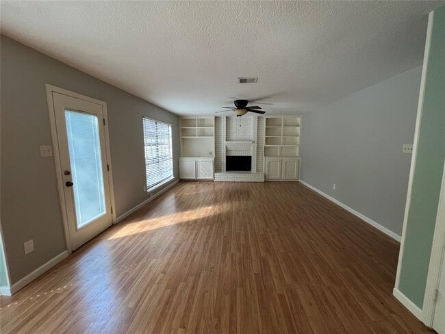 Building Photo - 5622 Maple Square Dr