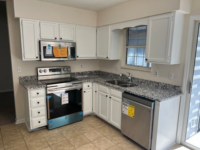 Building Photo - Age 55+ Community - Pet-friendly, Two Bedroom Home with Carolina Room in Murrells Inlet! Availabl...