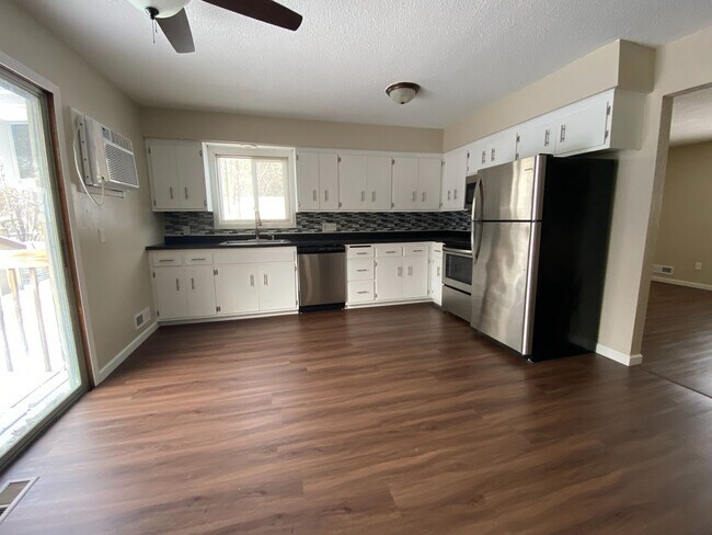 Foto del edificio - 9460-9462 Griggs Ave