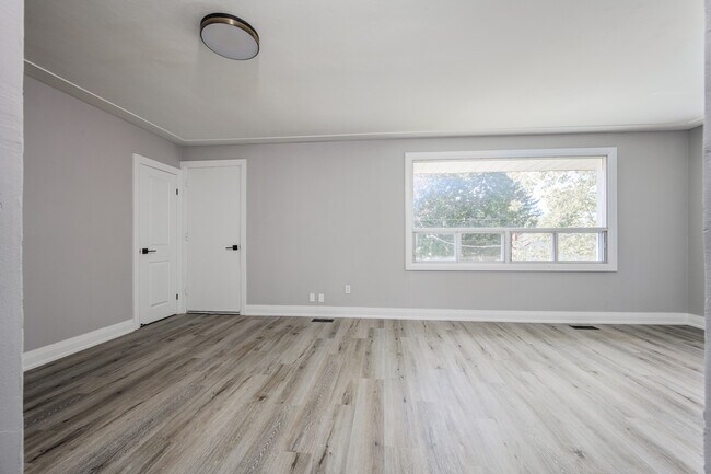 Building Photo - 2 Bedroom Upper-Level Unit – All Utilities & Parking Included – $1,949/month