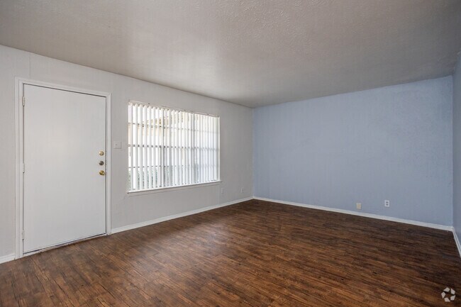 1 habitación, 1 baño - 690 pies cuadrados - Sala de estar - Forest Park Village