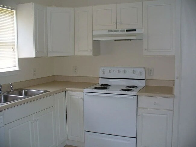 Building Photo - COMING SOON - 1 Bedroom House with Garage on Masonboro Loop