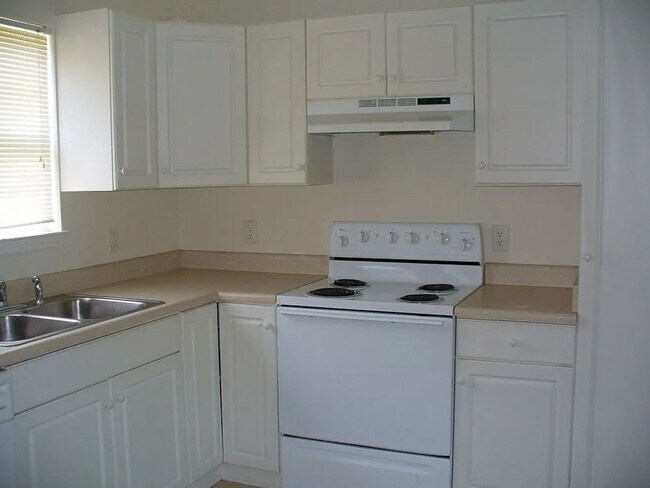 Foto del edificio - COMING SOON - 1 Bedroom House with Garage on Masonboro Loop