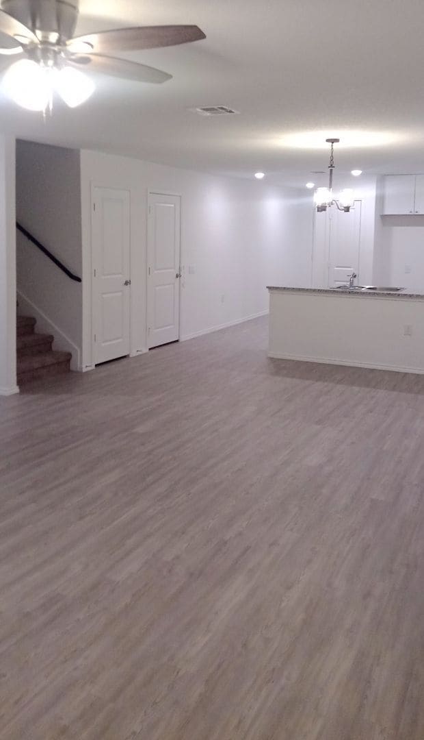 Building Photo - Spacious 4 Bed / 2.5 Bath Home