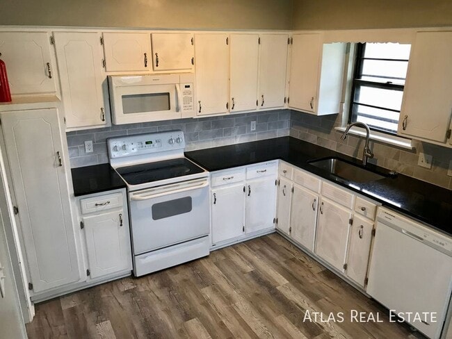 Building Photo - 1502 SW Sunset St