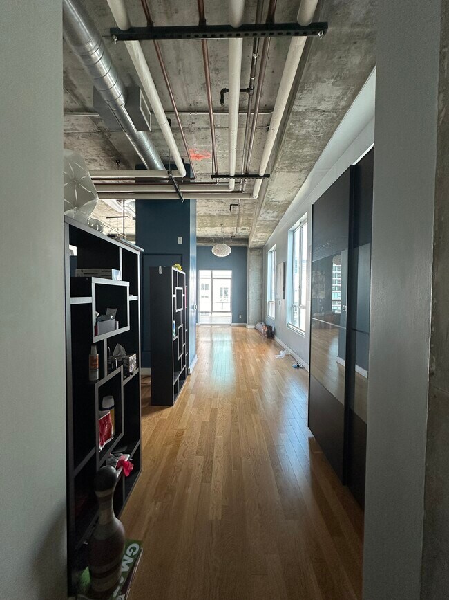 Building Photo - 645 W 9th St