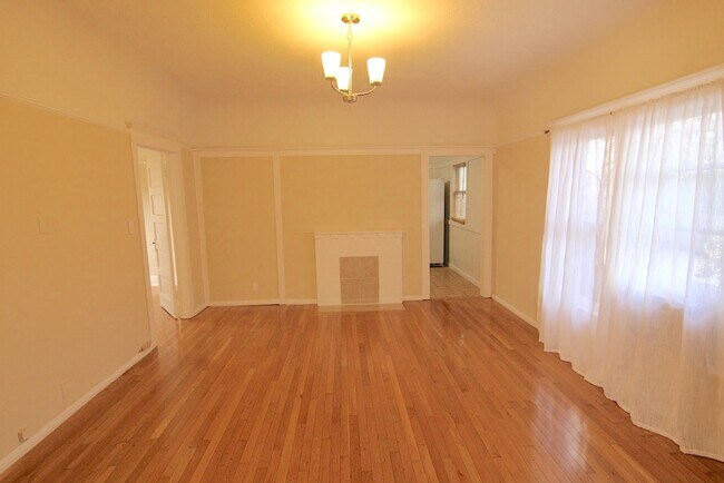 Foto del edificio - 1417 N Mansfield Ave