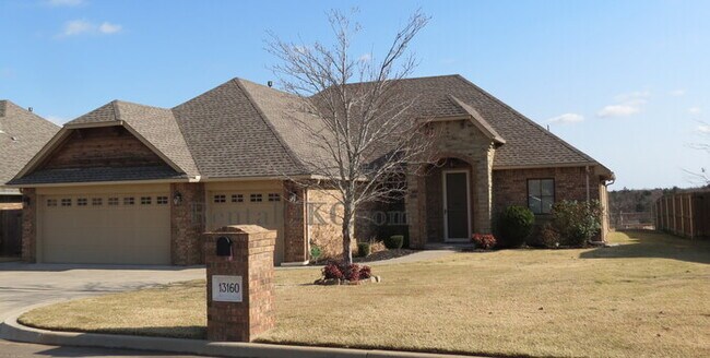 Building Photo - Stunning 3 Bed/2 Bath with office with bea...