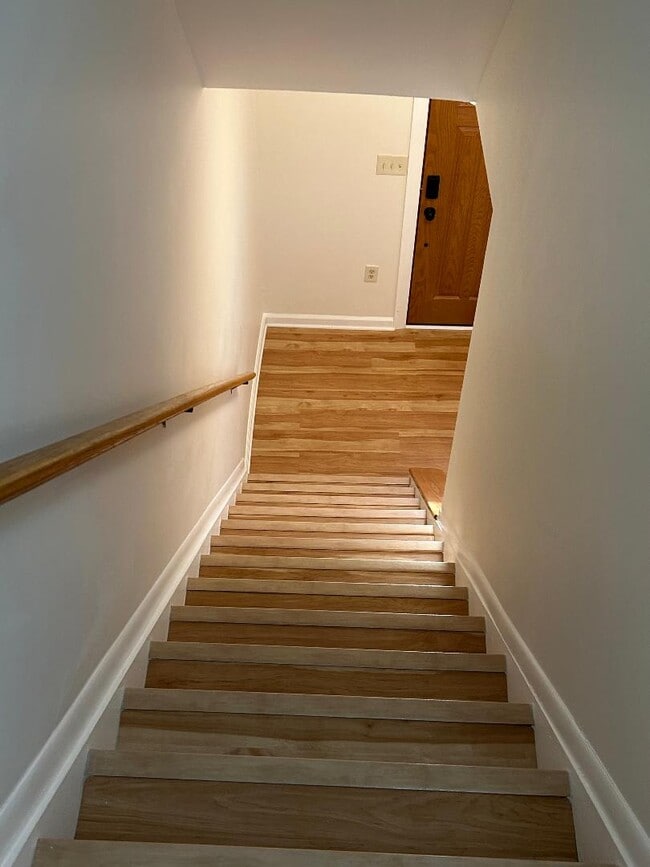 Escaleras al piso de arriba - 69 Old Mill Bottom Rd N
