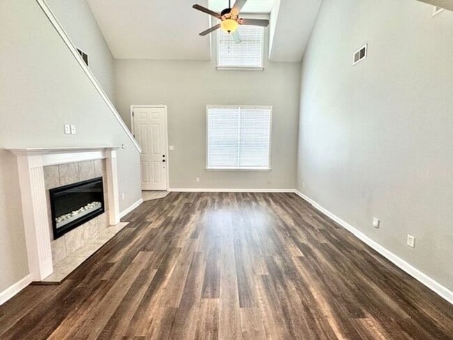 Building Photo - Available Now! 4-Bedroom 2.5 Bath Home In ...
