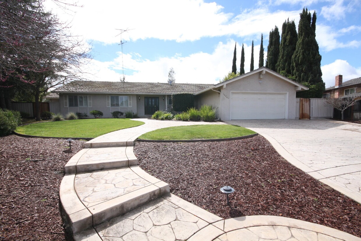 Foto principal - Nicely Updated 4BR 3BA Single Level Home i...