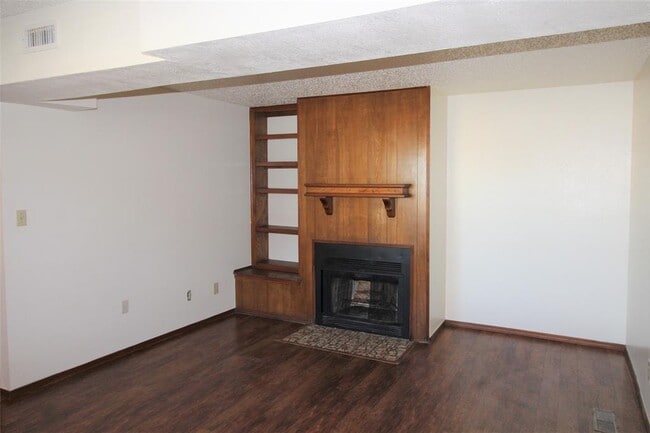 Building Photo - 300 Chalmette Dr
