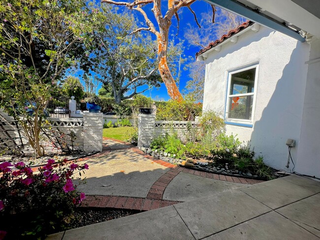 Building Photo - Spacious Three Bedroom Hollywood Golden Er...