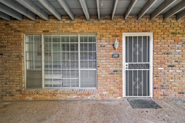 Building Photo - 2201 Fountain View Dr