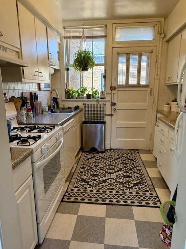 Foto del edificio - Desirable Ravenswood One Bedroom/One Bathroom ~ Heat Included