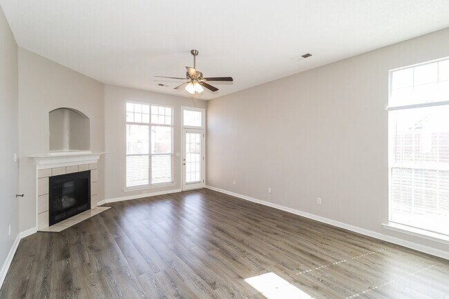 Foto del edificio - 4844 Pine Forrest Dr