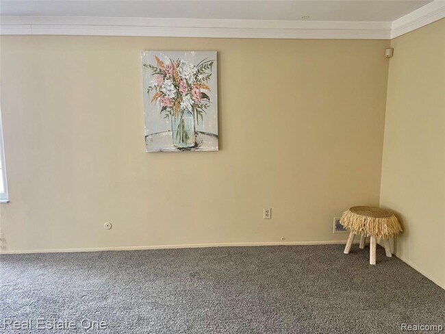 Foto del edificio - 688 E Fox Hills Dr