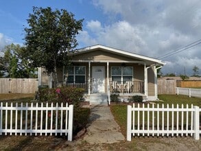 Building Photo - 902 Arkansas Ave
