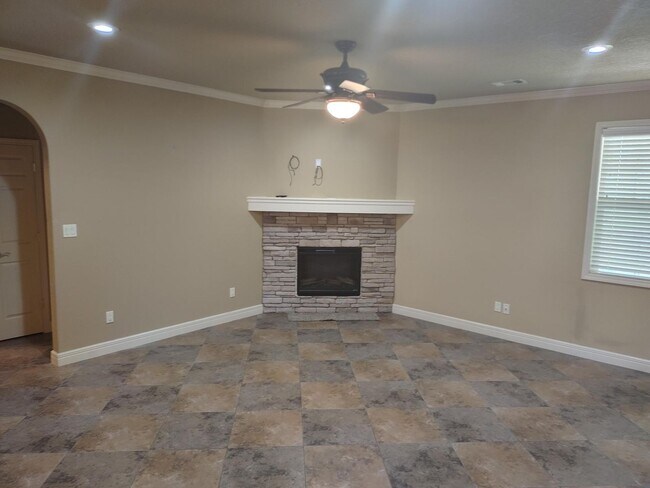 Building Photo - Beautiful home available for rent