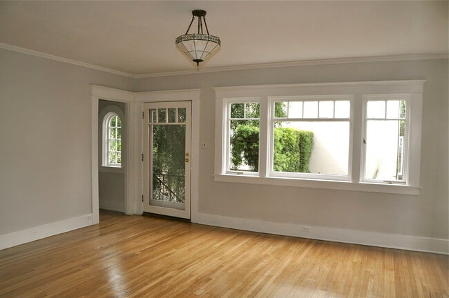 living room - 516 Bay St