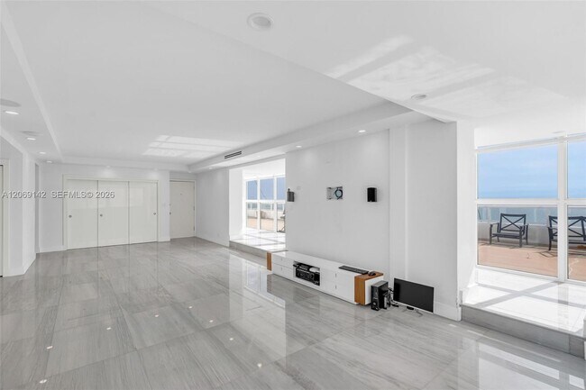 Building Photo - 5005 Collins Ave