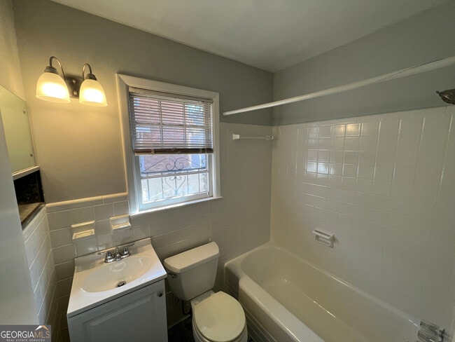 Building Photo - 827 Marstevan Dr NE