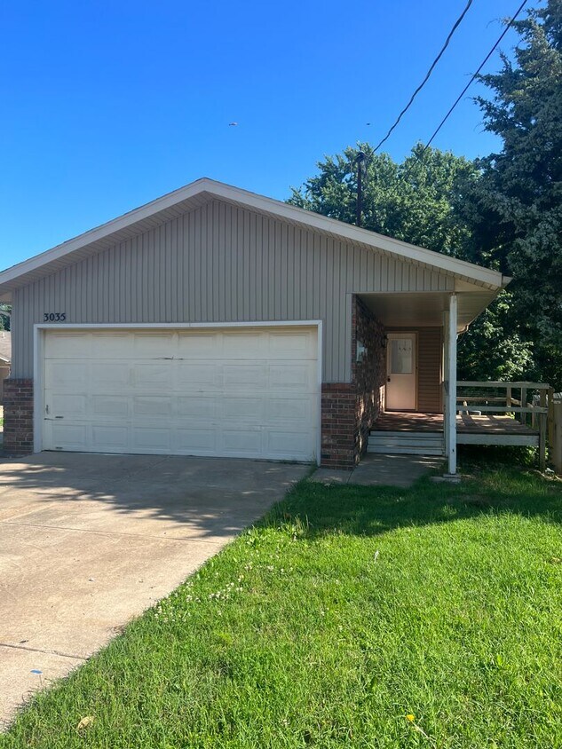 Primary Photo - DUPLEX 2 bedroom 1.5 bath 2 car garage ava...