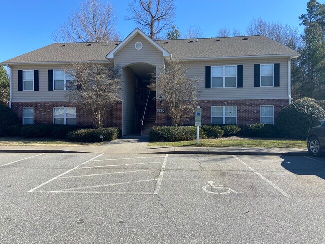 Foto del edificio - 1920 Crest Hollow Dr