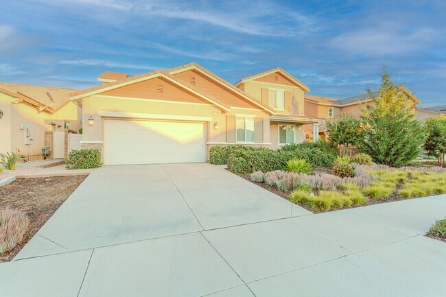 Foto del edificio - HUGE, 5 BED, 3 BATH + LOFT + OFFICE ~ BEAU...