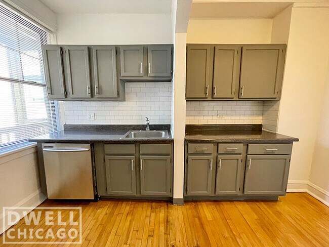 Building Photo - 2335 W Addison St